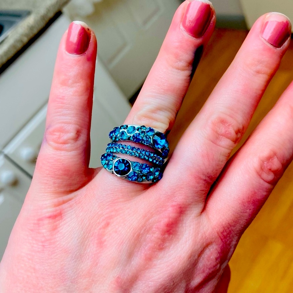 NWOT ⭐️ 3a-Tier Multiple-Jeweled Blue Shades Ring - Picture 4 of 6